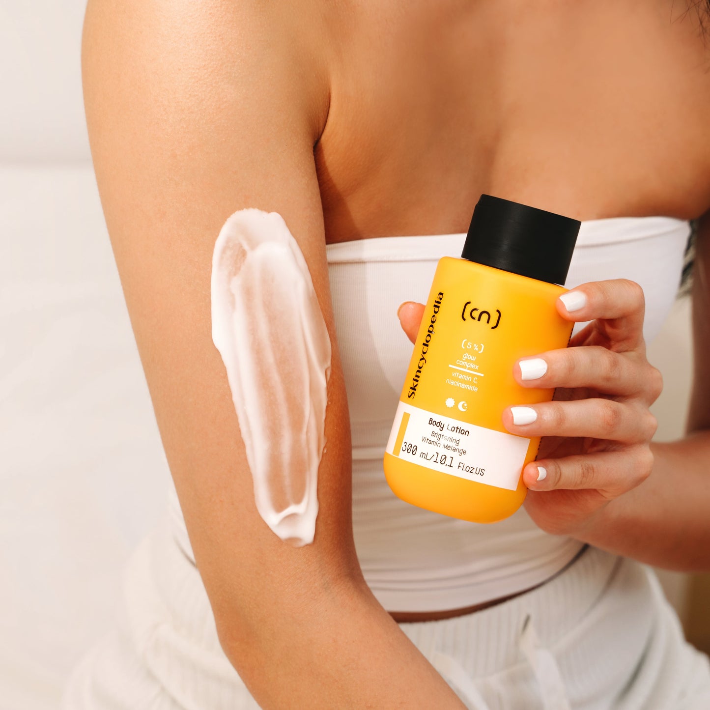 Loțiune de corp iluminatoare cu vitamina C și niacinamidă, Skincyclopedia, 300 ml