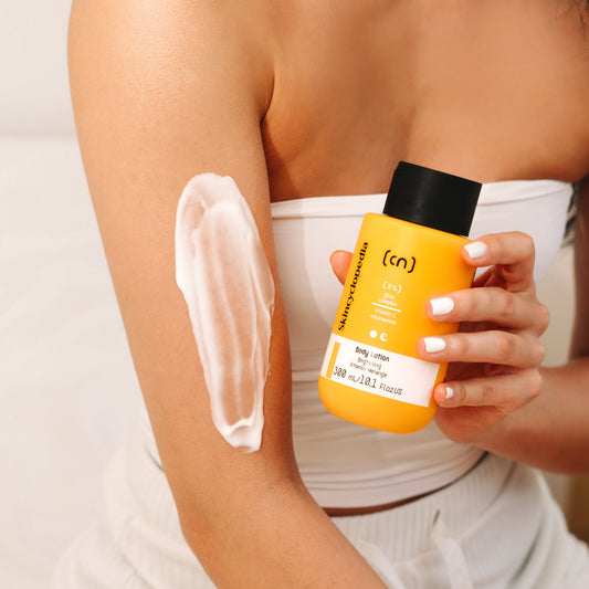 Loțiune de corp iluminatoare cu vitamina C și niacinamidă, Skincyclopedia, 300 ml